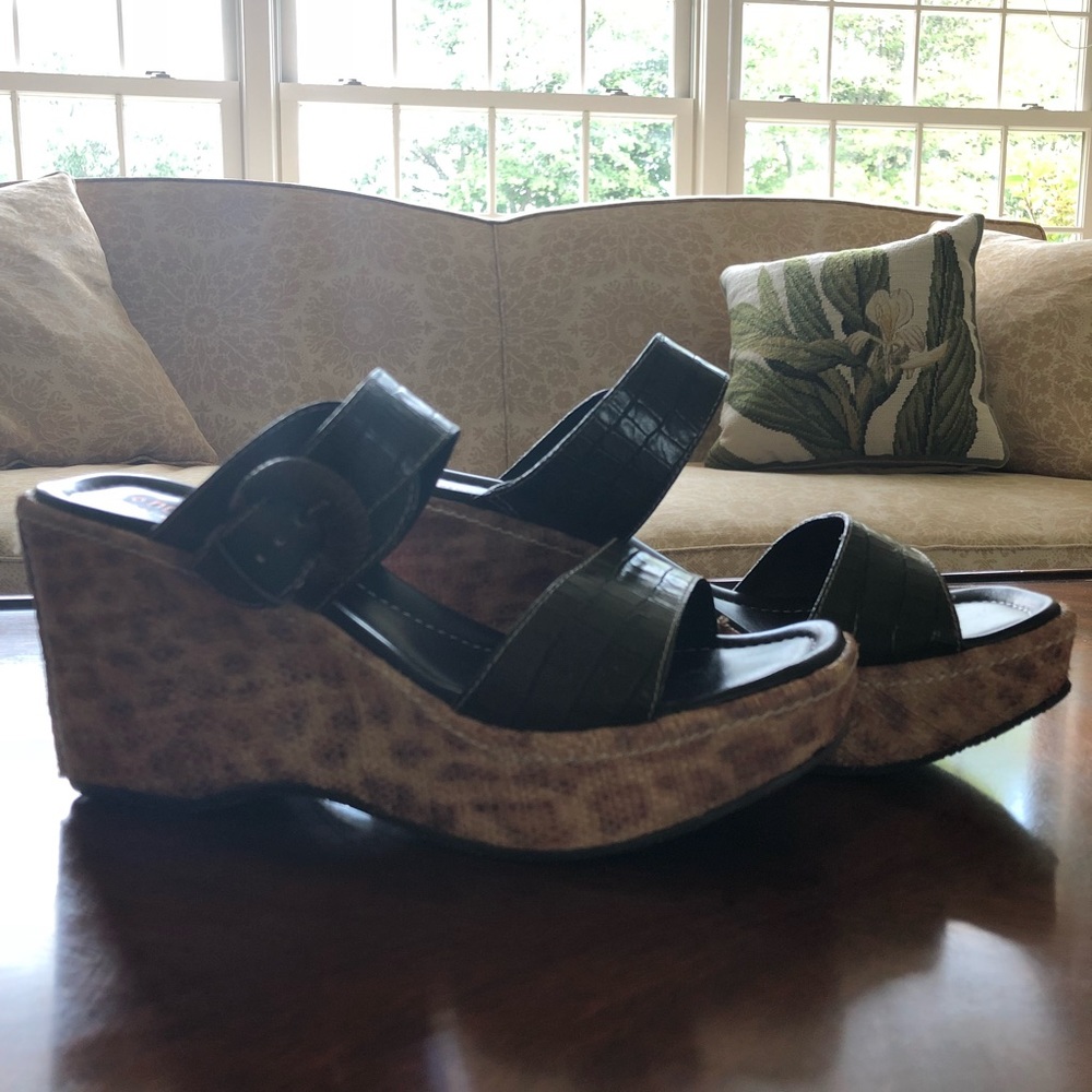 Donald Pliner Wedge - Picture 2 of 7